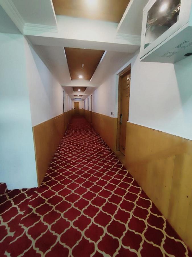 Hotel Sheen Srīnagar Exteriör bild